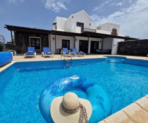 VillaBlanca Mar Heated Private Pool in a Charming Retreat of Serenity
